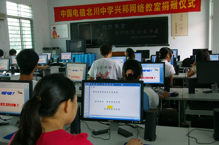 在溫總理親筆題詞「多難興邦」的「興邦網(wǎng)絡(luò)教室」里，老師和同學們正在利用紅蜘蛛軟件進行網(wǎng)絡(luò)教學，熟悉紅蜘蛛軟件的使用方法